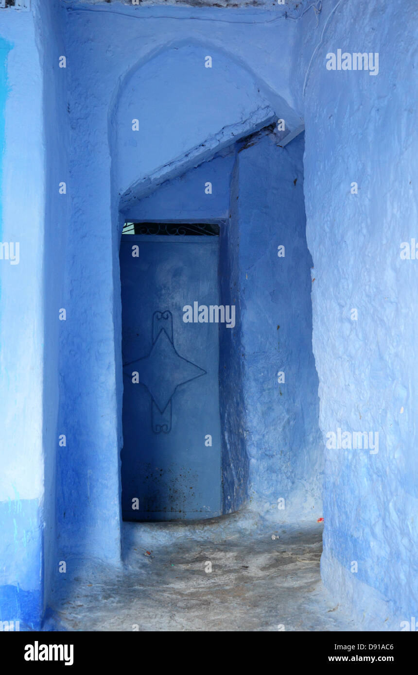 Porta blu nella medina di Chefchaouen, Marocco Foto Stock