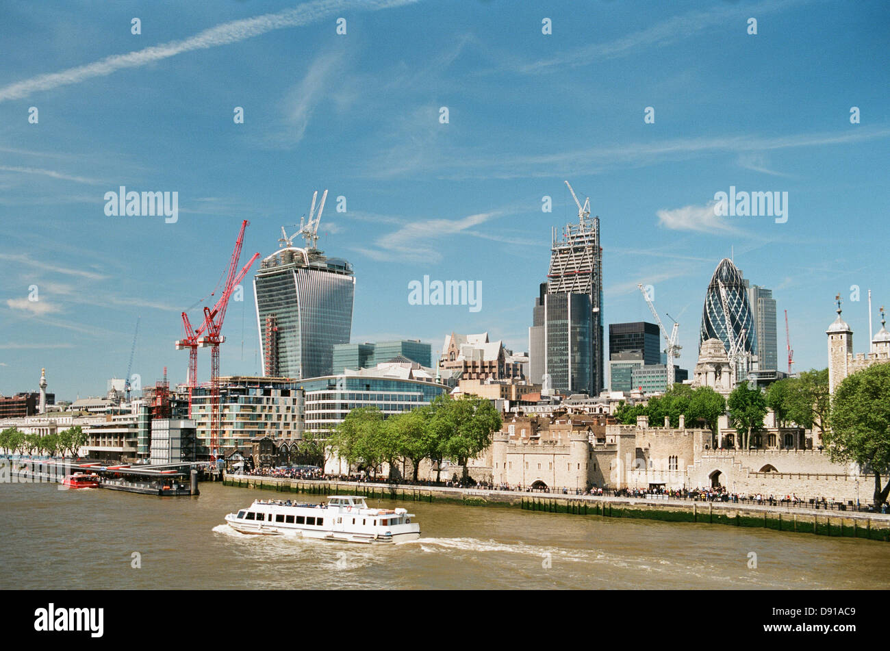 Skyline della città di Londra in estate, dal Tower Bridge, Londra UK, con la Walkie Talkie Tower in costruzione Foto Stock