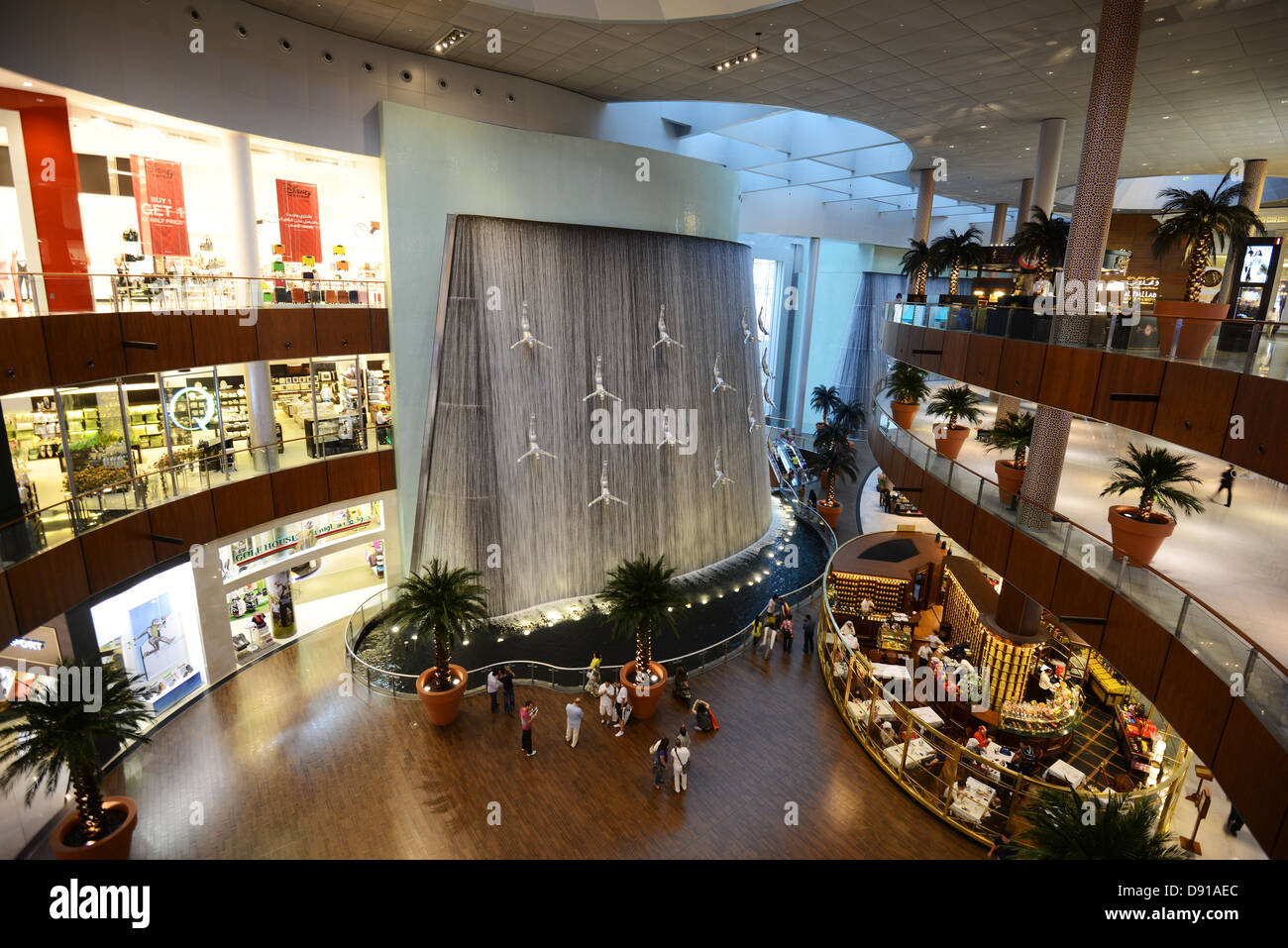 Il centro commerciale di Dubai. Immersioni subacquee uomini scultura, sub diving statue d'arte nel centro commerciale di Dubai, Dubai, Emirati Arabi Uniti Foto Stock