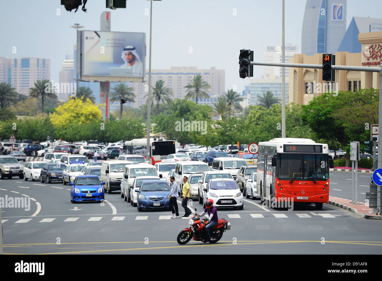 Il traffico della città, Dubai, Emirati Arabi Uniti, Emirati Arabi Uniti Foto Stock