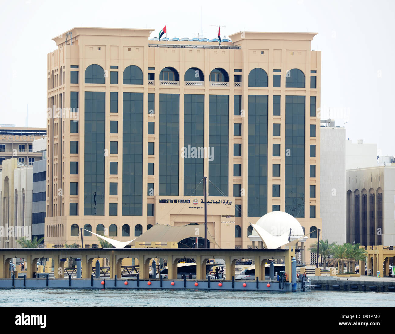 Edificio degli uffici del Ministero delle Finanze e dell'industria in Dubai Emirati Arabi Uniti Foto Stock
