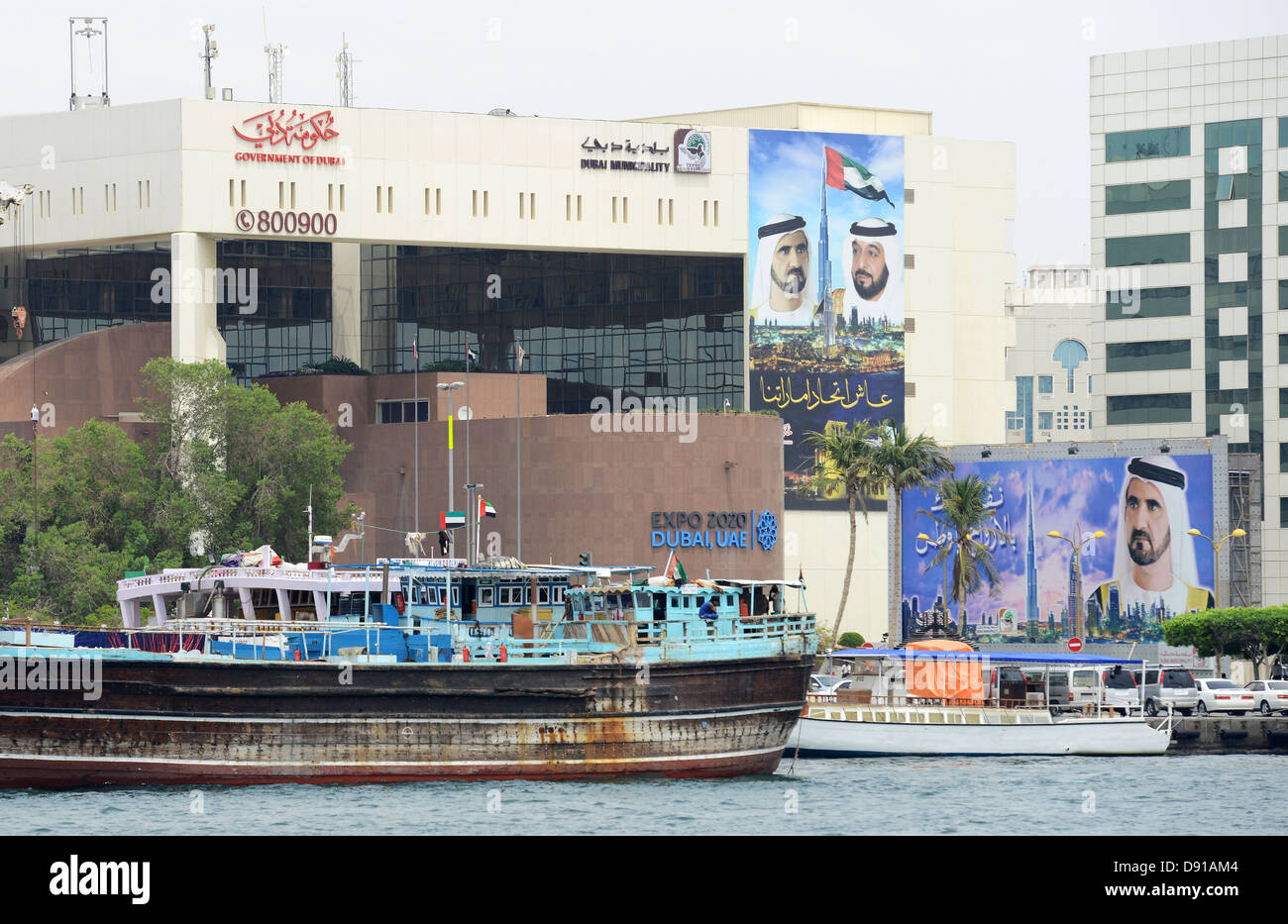 Sheikh Mohammed Bin Rashid Al Maktoum, Primo Ministro, il suo ritratto adorna di molti edifici in Dubai Emirati Arabi Uniti Foto Stock