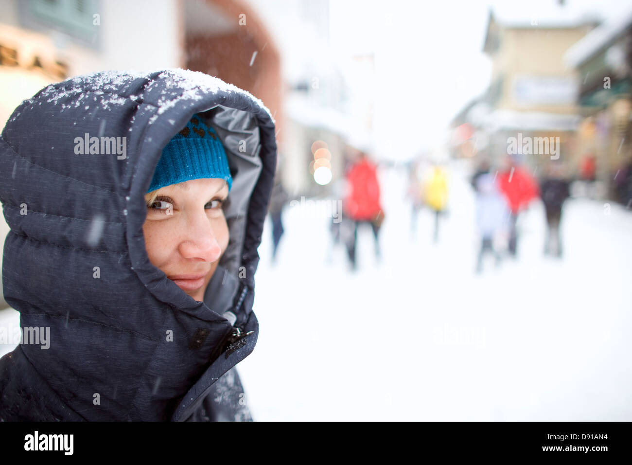 Una donna su una strada pedonale, Chamonix, Francia. Foto Stock