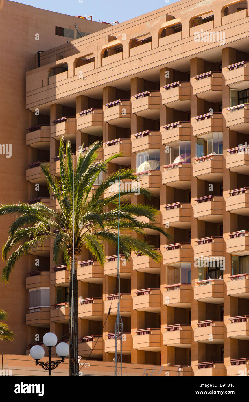 Alto edificio di condomini in overdeveloped villaggio costiero di Fuengirola, Costa del Sol, Spagna. Foto Stock