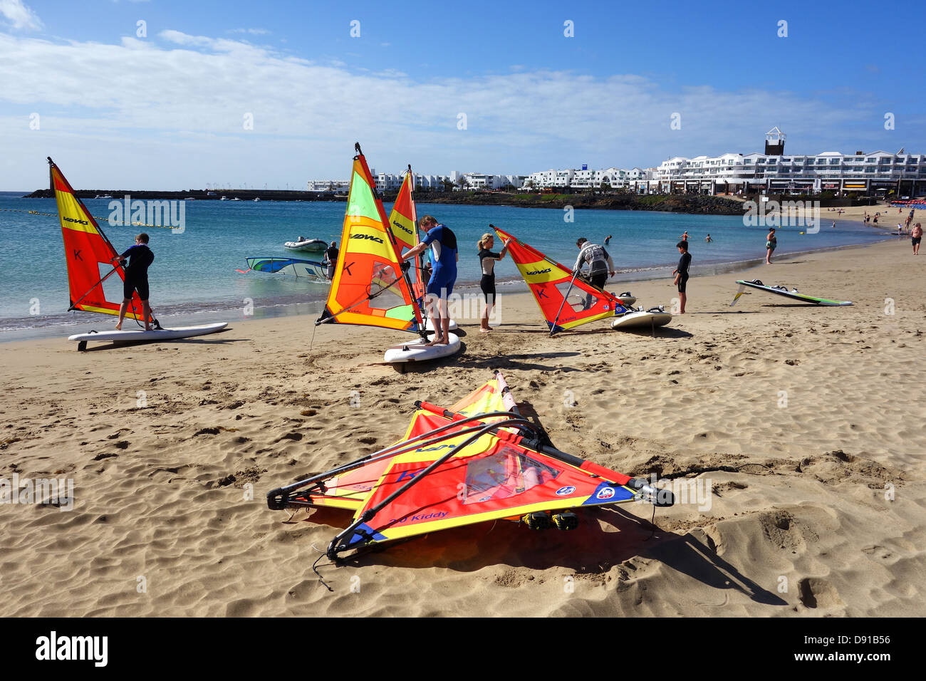 Lanzarote, Playa de Las Cucharas beach, Costa Teguise, Lanzarote, Isole Canarie. I turisti prendendo lezioni di windsurf. Foto Stock