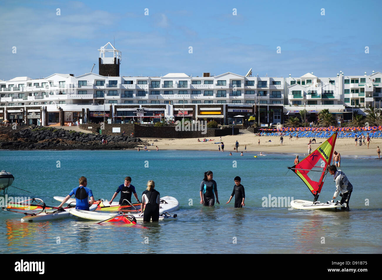 Lanzarote, Playa de Las Cucharas beach, Costa Teguise, Lanzarote, Isole Canarie. I turisti prendendo lezioni di windsurf. Foto Stock