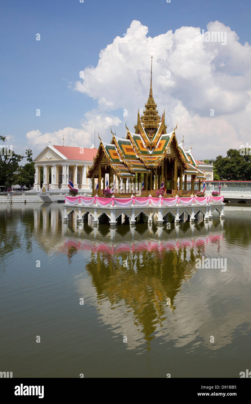 Aisawan Dhiphya-Asana padiglione presso il Bang Pa-In Palace che è anche conosciuto come il Palazzo d'estate, provincia di Ayutthaya, Thailandia. Foto Stock