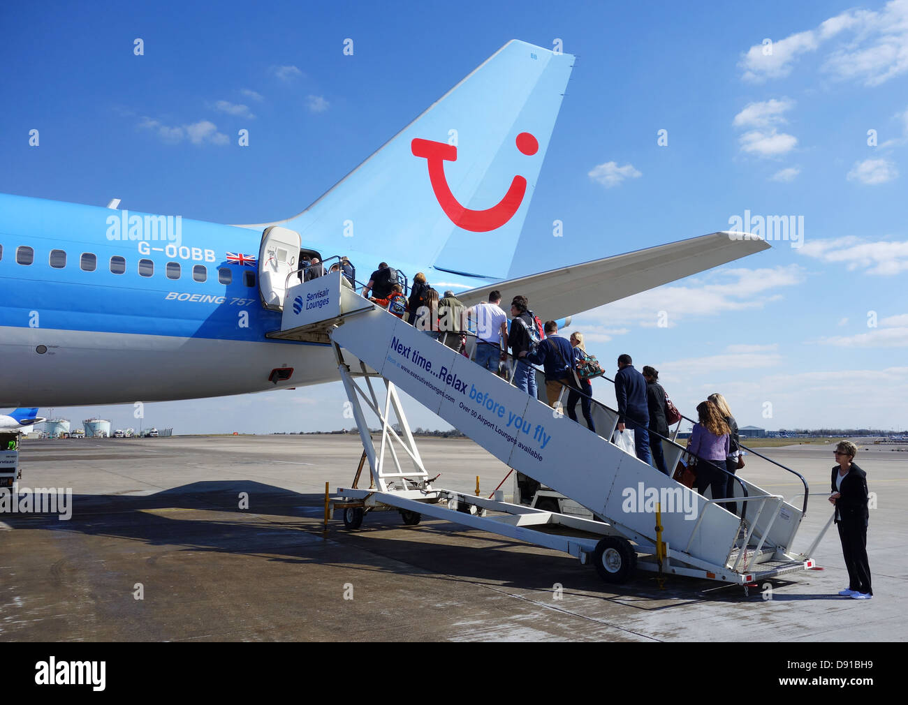 I passeggeri di salire a bordo di un volo di Thomson, REGNO UNITO Foto Stock