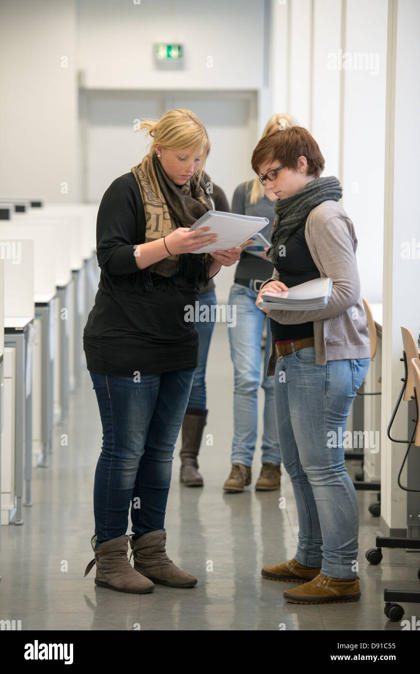 Studentesse in università corridoio vicino alla finestra Foto Stock