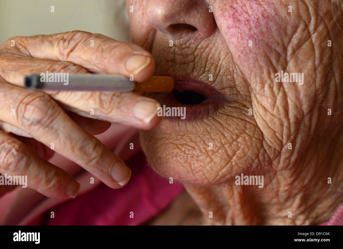 Vecchia donna fumatori, donna anziana fumatore con una sigaretta, signora anziana fumatori Foto Stock