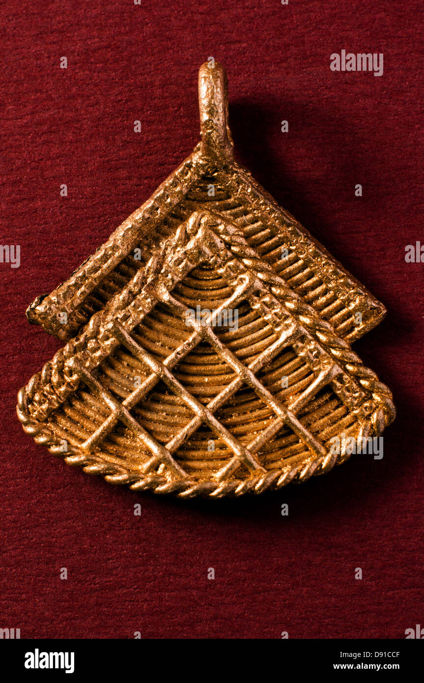 Pendente in ottone nel simbolo tradizionale, Ghana, in studio di impostazione Foto Stock