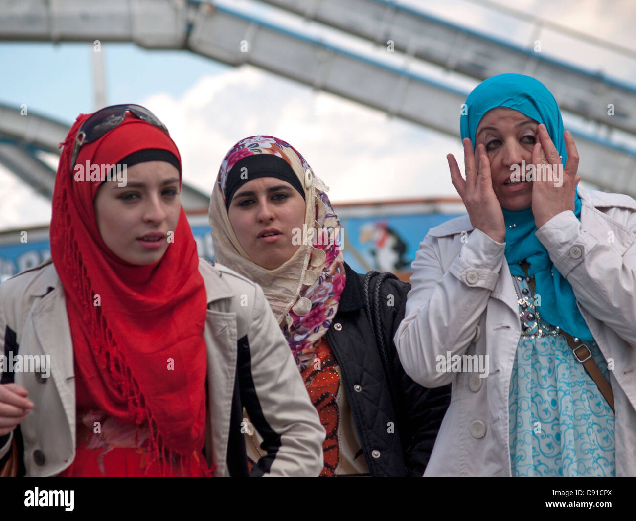 Tre donne musulmane sul molo di Brighton Foto Stock