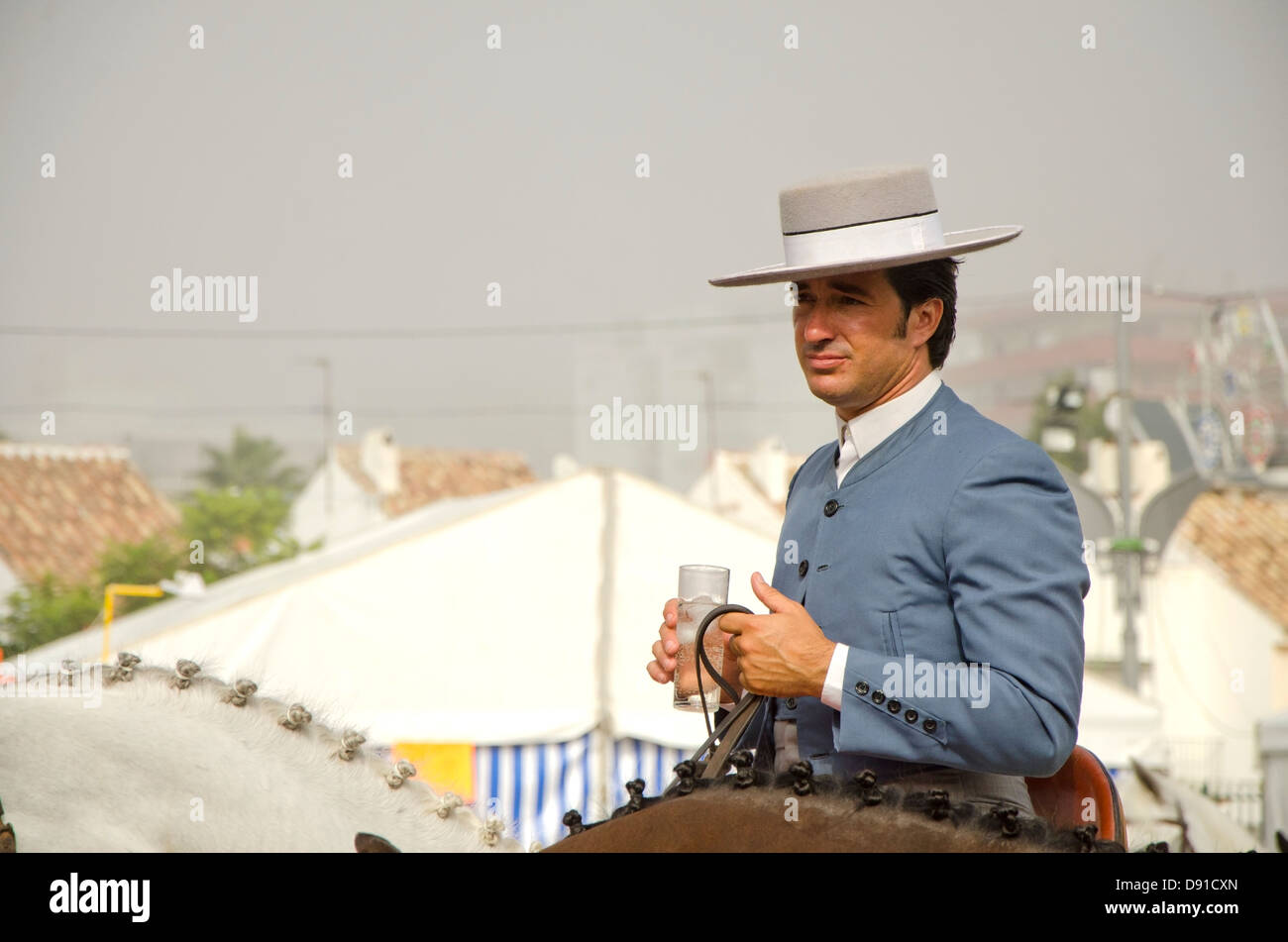 Uomo a cavallo che indossa Cordobes hat in costume tradizionale durante la feria di Fuengirola, Andalusia, Spagna. Foto Stock