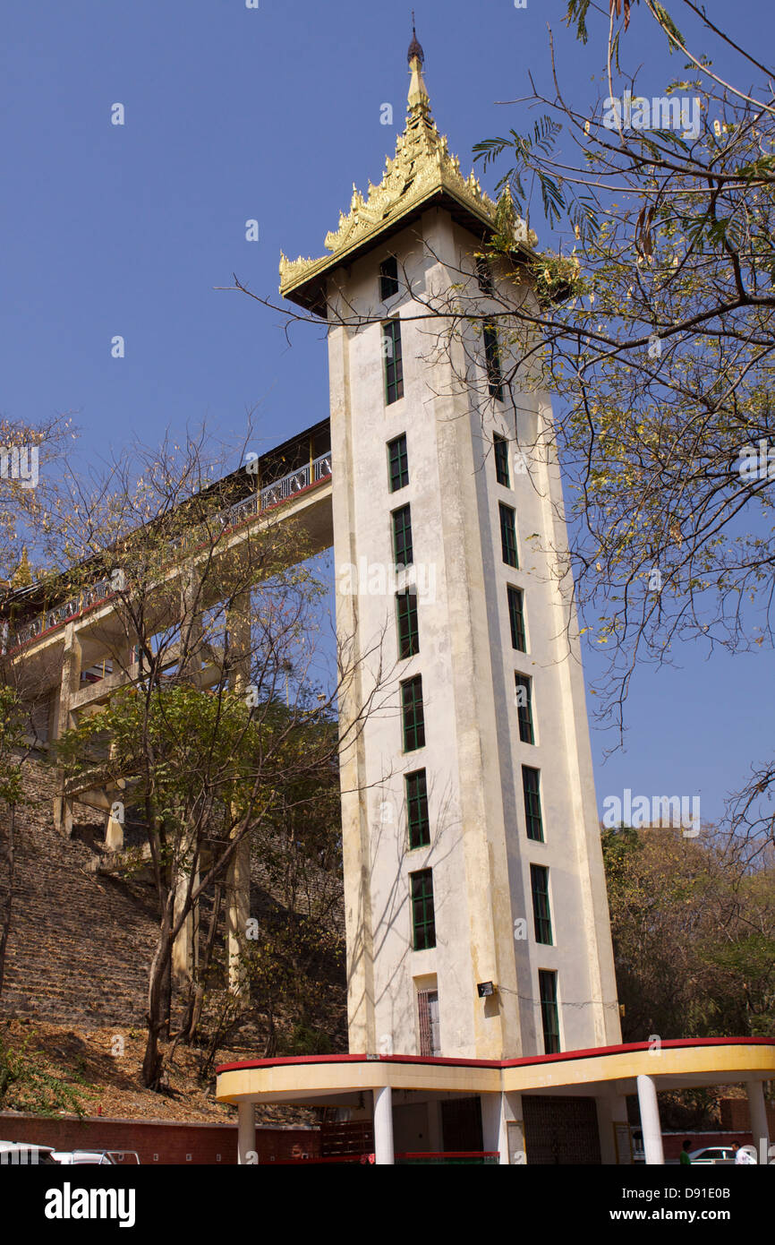 Calcestruzzo torre di sollevamento fino all'ingresso della pagoda Sutaungpyei al picco di Mandalay Hill Foto Stock