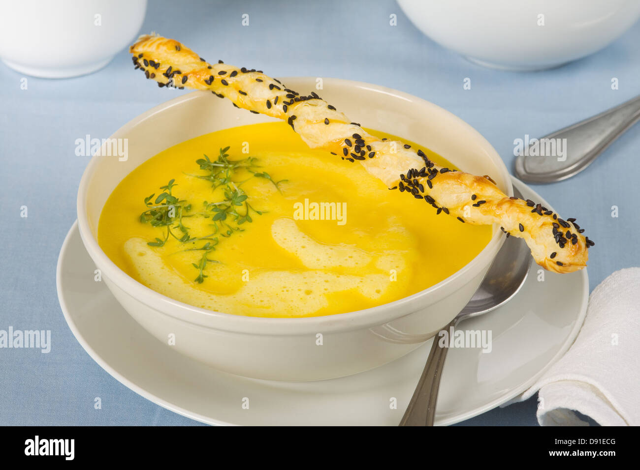 Di carota e la zuppa di curry con sesamo pasta sfoglia bastoni Foto Stock