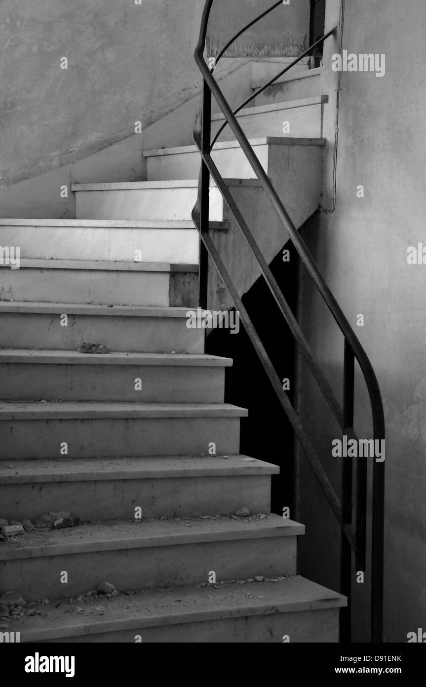 Sporco scalinata di marmo in abbandonato interni. Dettagli architettonici, in bianco e nero. Foto Stock