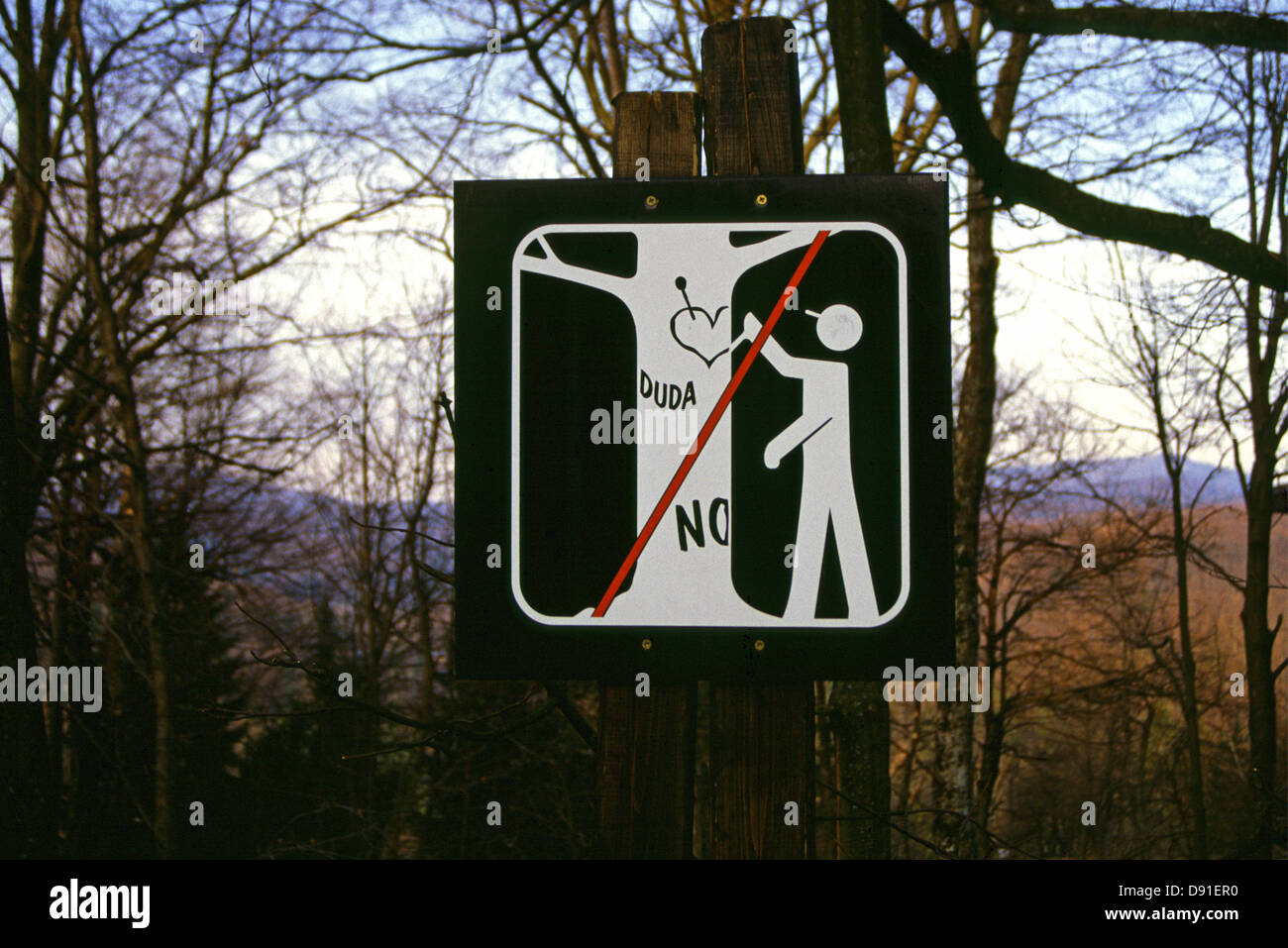 Un segnale di avvertimento indica che è vietato intagliare l'albero in Parco nazionale dei laghi di Plitvice un sito patrimonio dell'umanità dell'UNESCO in Lika-Senj County Croazia Foto Stock