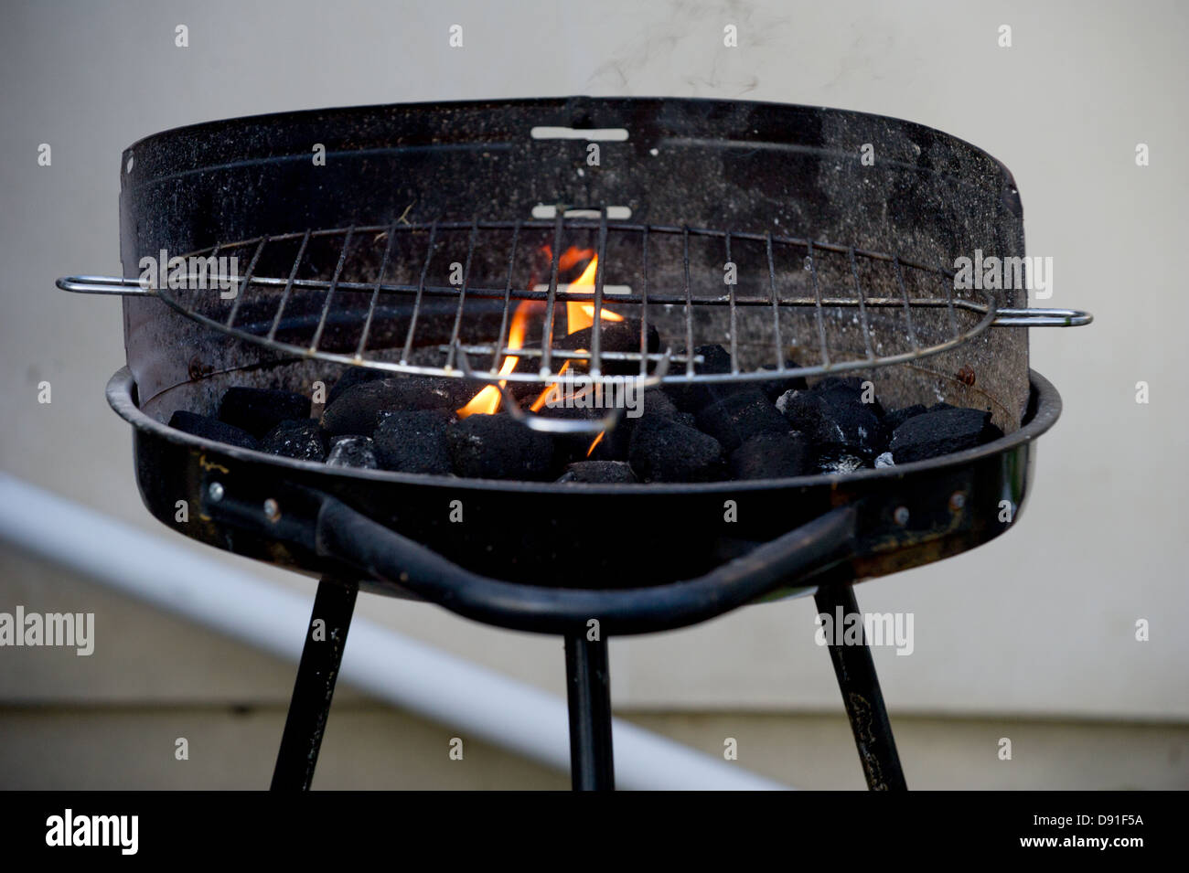 Un barbecue riscaldamento in un giardino inglese Foto stock - Alamy