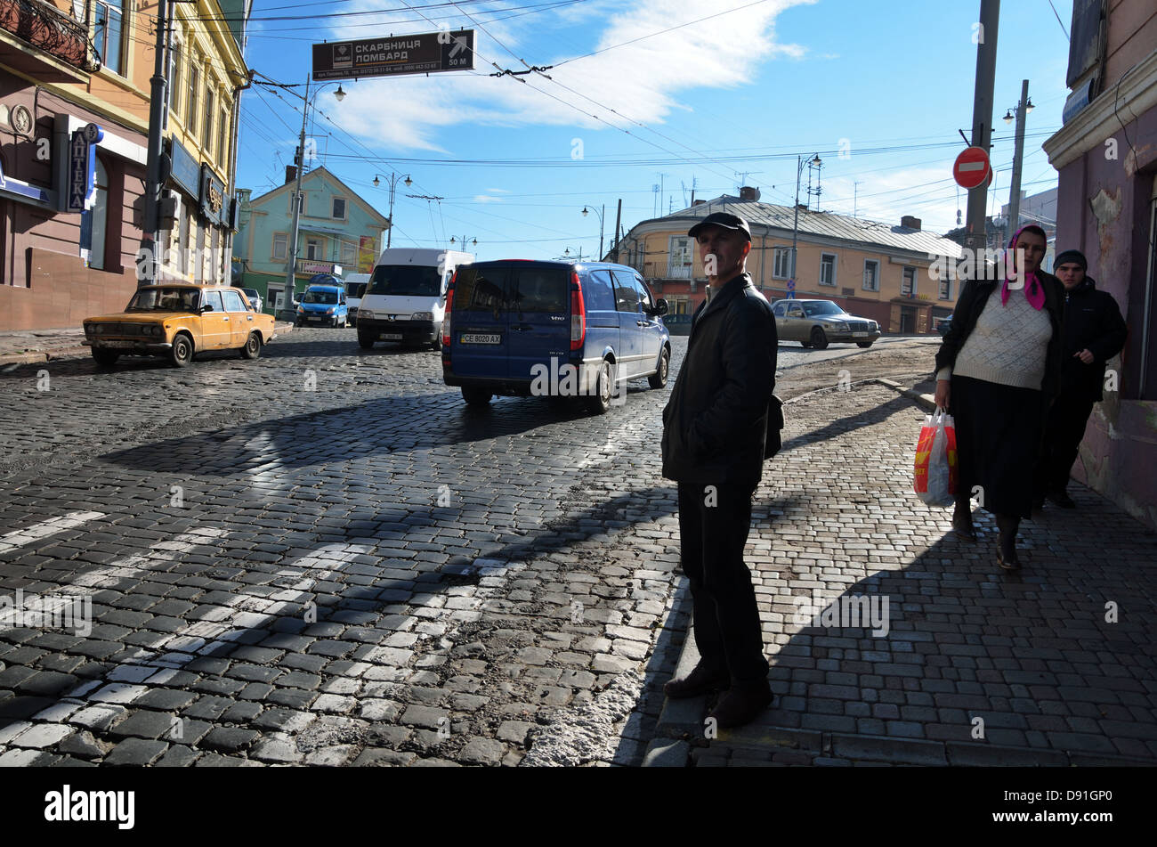 Scena di strada nel centro storico di Chernivtsi, Ucraina - Ott 2012 Foto Stock
