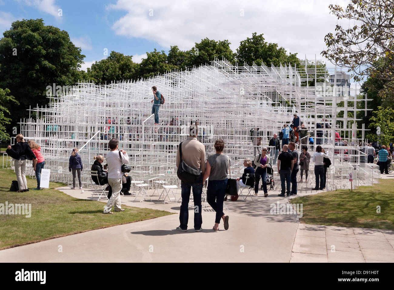 Hyde Park, London, Regno Unito. 8 Giugno 2013. Serpentine Gallery Pavilion 2013 progettato da Sou Fusimoto. Visitatori godendo questo anni Pavilion su un soleggiato sabato in Hyde Park Londra Regno Unito. Credito: Martyn Goddard/Alamy Live News Foto Stock