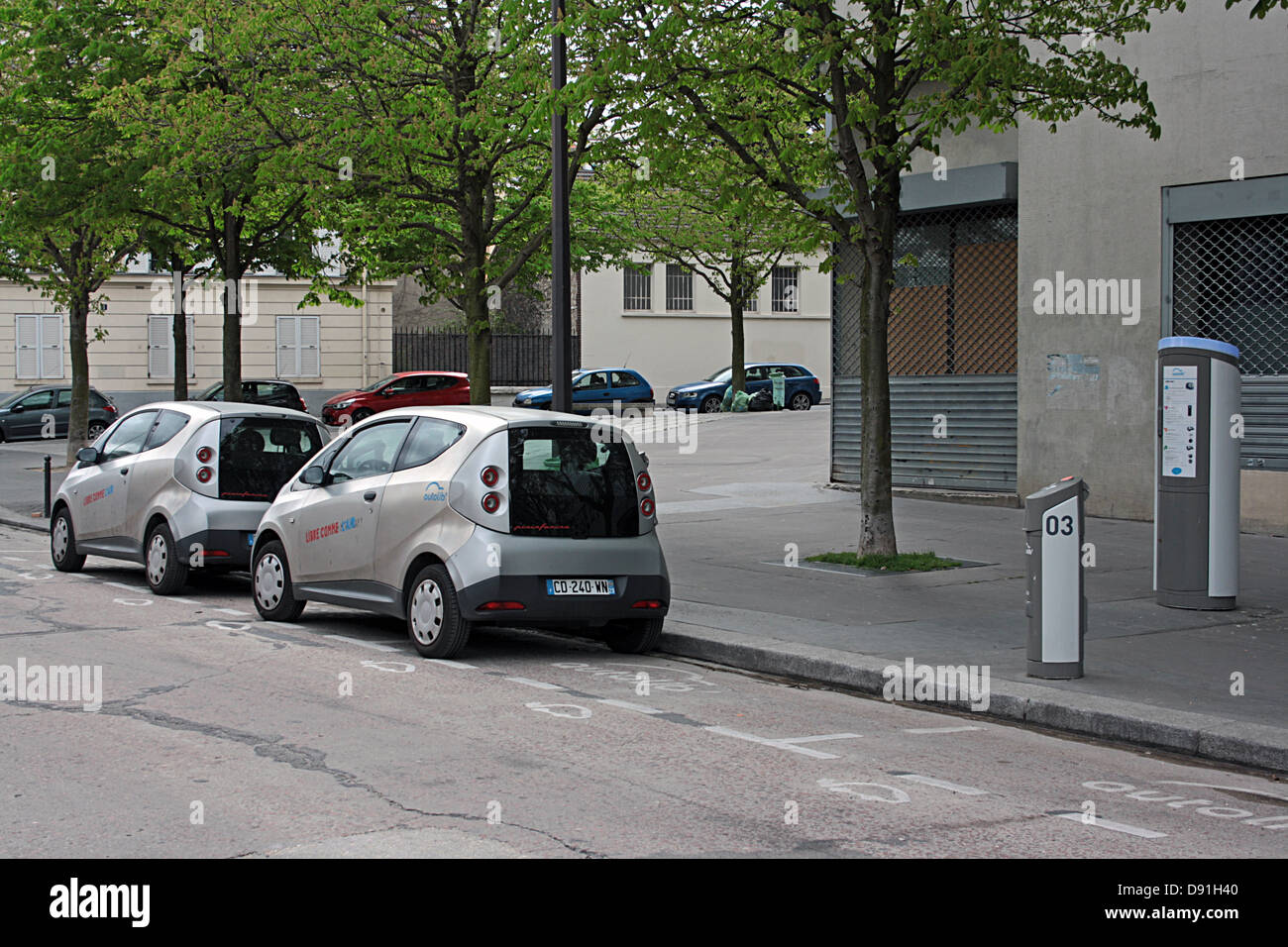 Autolib' vetture alla stazione di carica, Parigi Foto Stock