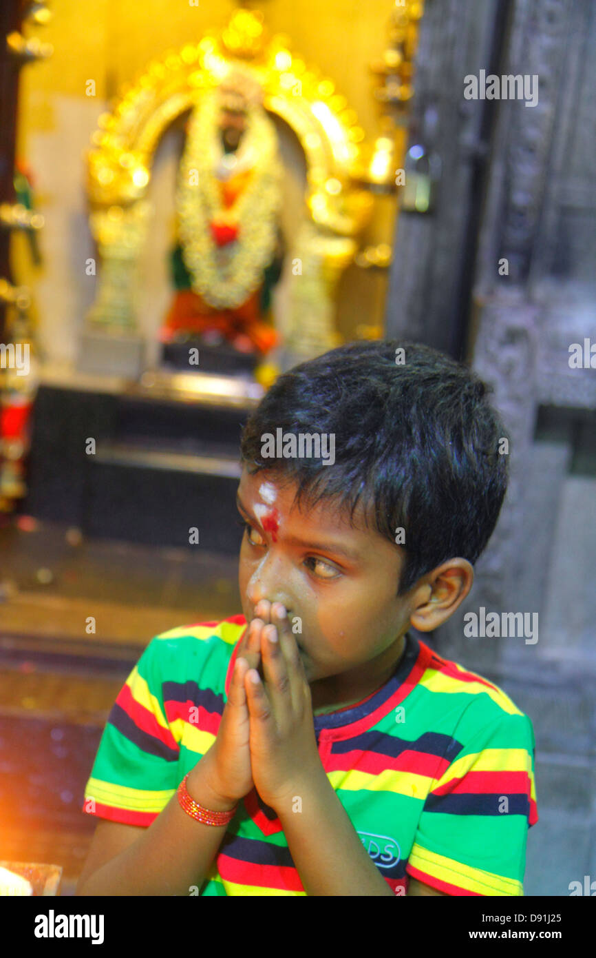 Singapore,Little India,Serangoon Road,Sri Veeramakaliamman Temple,Hindu,bindi,Tamil,santuario,divinità,Asian Asian Asian Asian Asians etnia immigranti minoranza,ragazzo Foto Stock