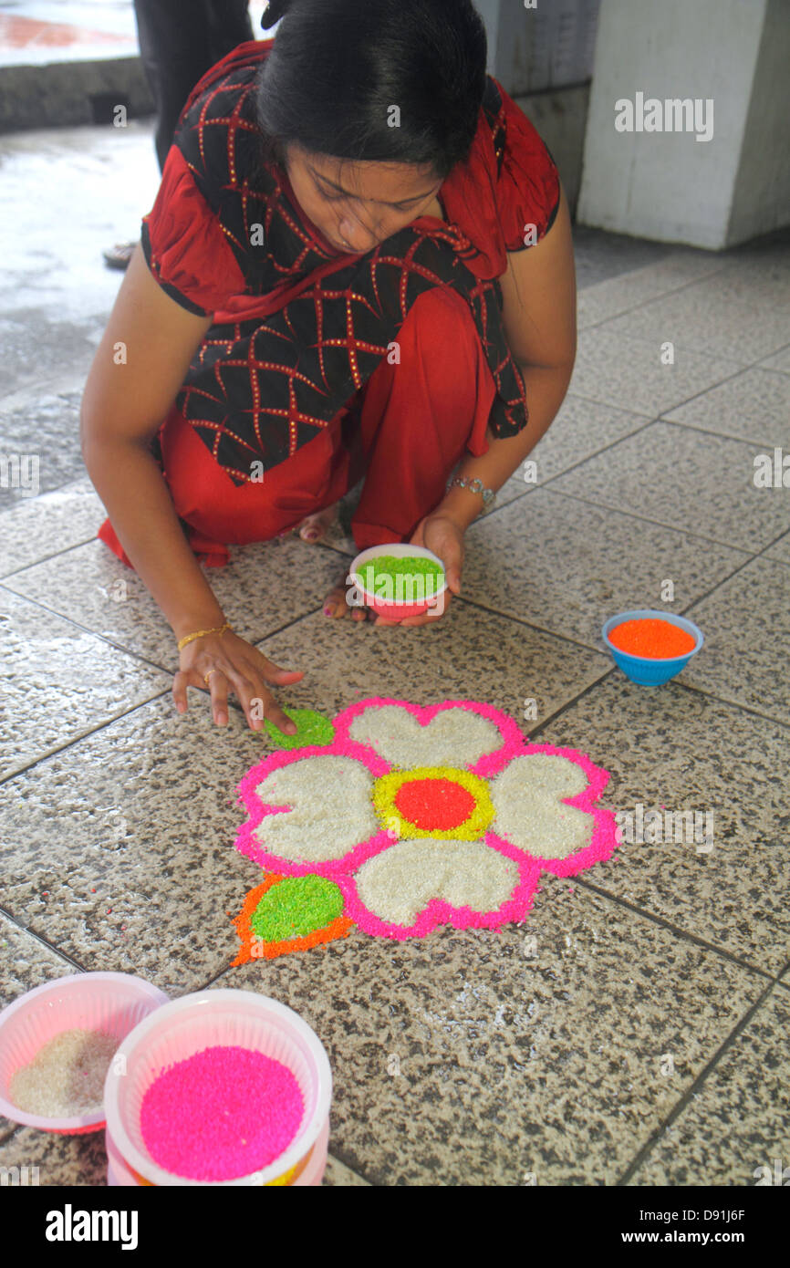 Singapore Little India, Serangoon Road, donne asiatiche donne femminili, mandala, arte di sabbia, strada, marciapiede, esterno, Sri Veeramakaliamman Tempio, Hindu, bin Foto Stock