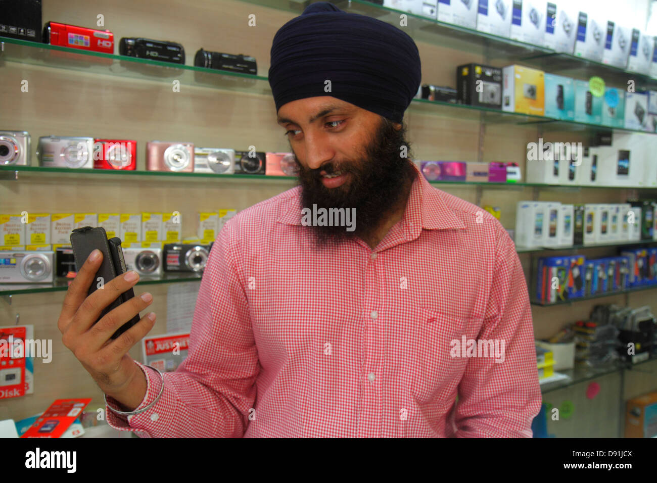 Singapore,Little India,Serangoon Road,Asian Asian Asian Asian Asian immigranti etnico immigrati minoranza,adulti uomo uomini uomini uomini maschi,Sikh,turban,rumal,testa coprente,usin Foto Stock