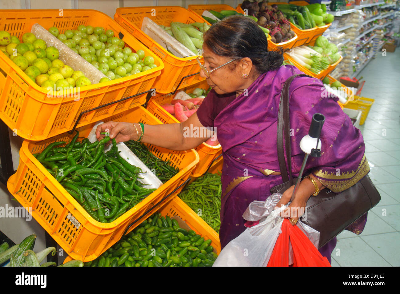 Singapore,Little India,Serangoon Road,donne asiatiche donne donna,shopping shopper shopping shopping negozi di mercato mercati di mercato di acquisto di vendita, retail s. Foto Stock