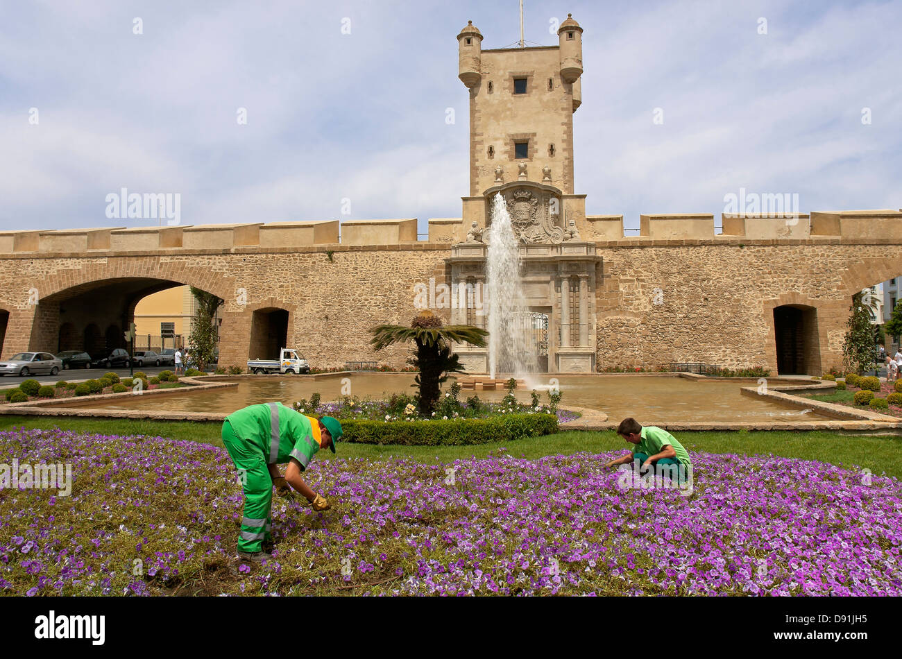 Pareti di "Puertas de Tierra" e giardinieri, Cadiz, regione dell'Andalusia, Spagna, Europa Foto Stock