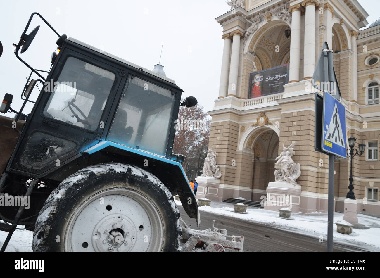 Rimozione della neve e spettacoli di opera e balletto del Teatro, Odessa, Ucraina Foto Stock