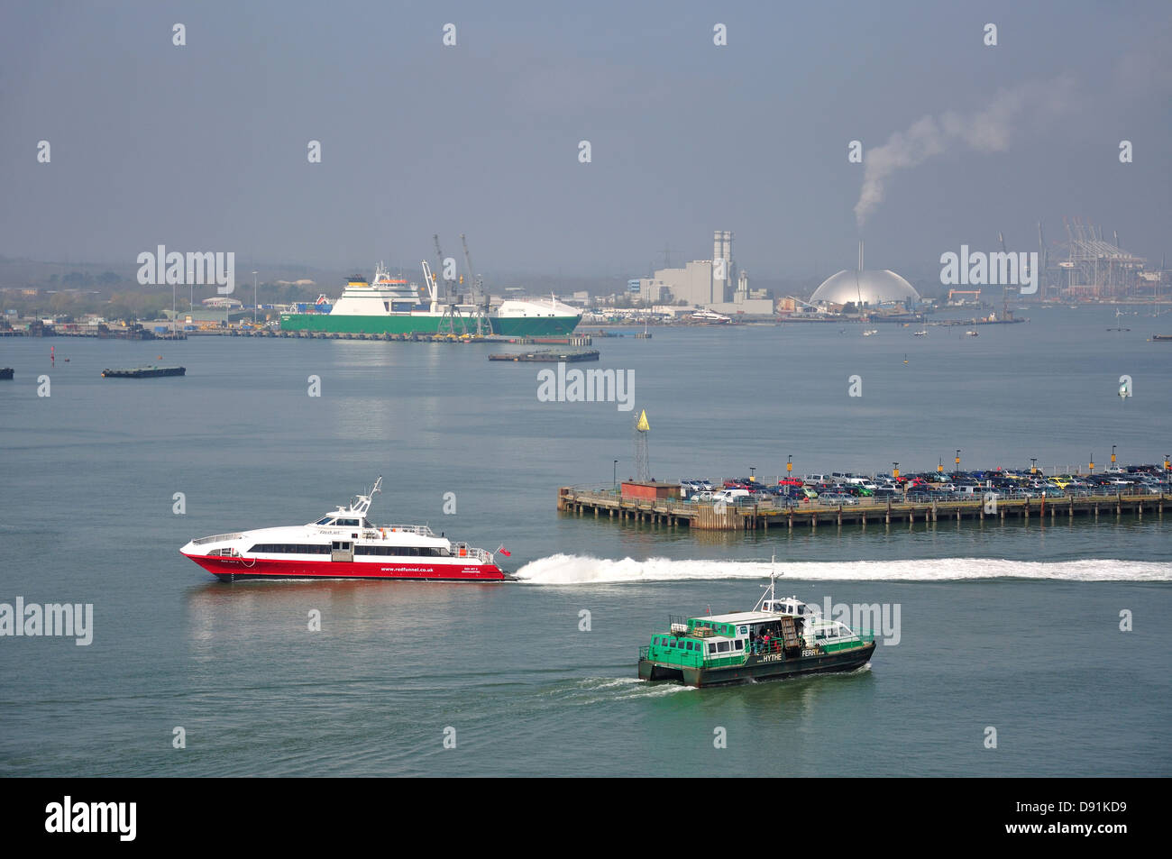 Red Funnel entrando in Southampton Docks, Southampton, Hampshire, Inghilterra, Regno Unito Foto Stock