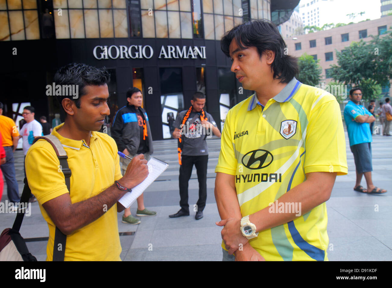 Singapore Orchard Road, giornalista asiatico, reporter, media, intervista, interviste, intervista, intervista, scrittura, prendere appunti, Gran Premio, speciale, conducente, Span Foto Stock