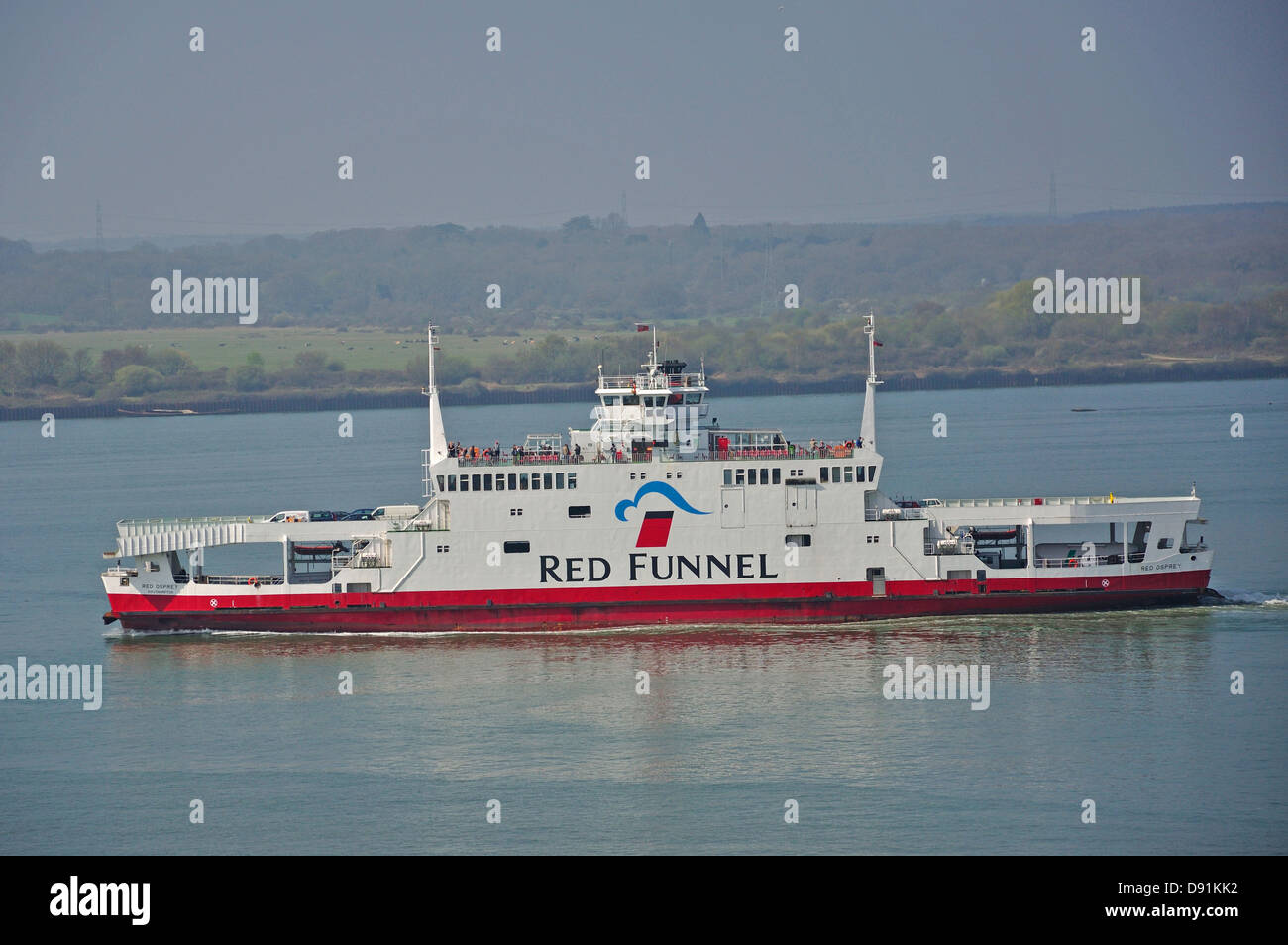 'Rosso' Osprey Red Funnel entrando in Southampton Docks, Southampton, Hampshire, Inghilterra, Regno Unito Foto Stock
