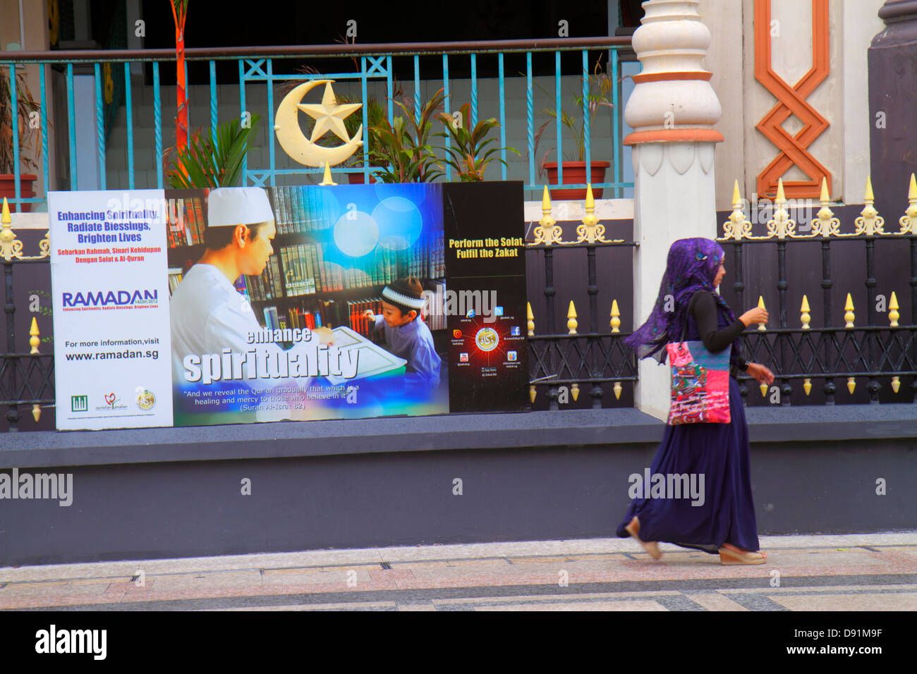 Singapore Kampong Glam, quartiere musulmano, Muscat Street, Masjid Sultan, Moschea Sultan, musulmana, stella e mezzaluna, simbolo, donna donne, hijab, Sing130204039 Foto Stock