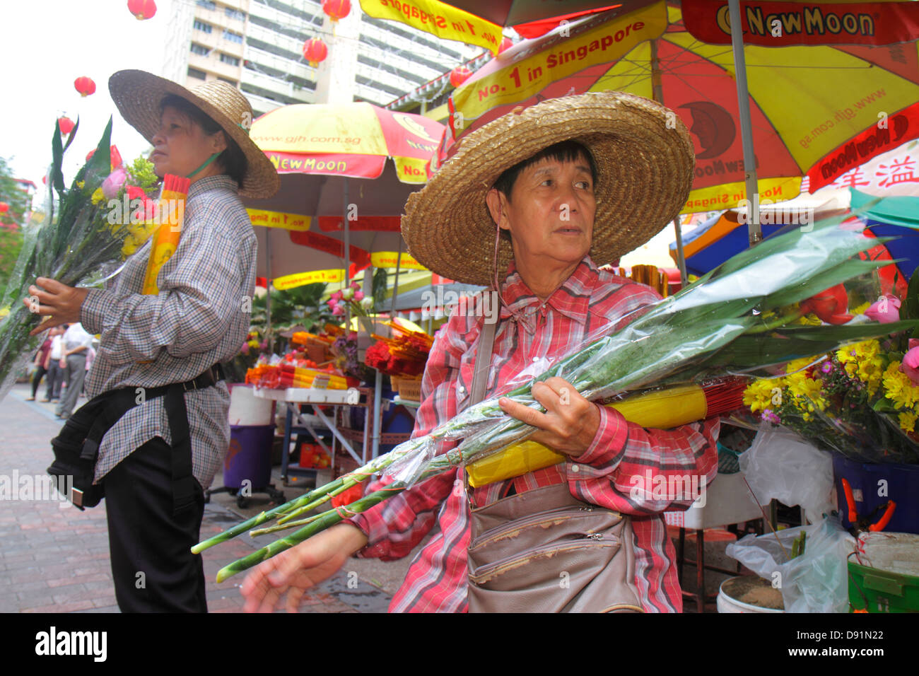 Singapore Waterloo Street, donna asiatica donne, fiore, venditori venditore, bancarelle stand acquirente di mercato acquistare vendere, Sing130204078 Foto Stock