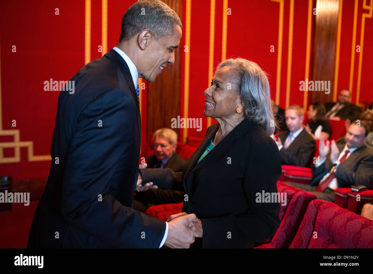 Il presidente Barack Obama parla con Rachel Robinson prima "42" filmato lo screening con Robinson familiari, il cast e la troupe nel teatro di famiglia alla Casa Bianca il 2 aprile 2013. Foto Stock