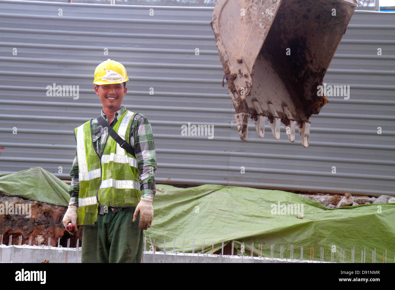 Singapore Jalan Besar, uomo asiatico uomini maschio, elmetto, sotto costruzione nuovo cantiere costruttore, lavoratore, lavoratori, costruzione, sito, pala, lavoro, lavoro, lavoro, si Foto Stock