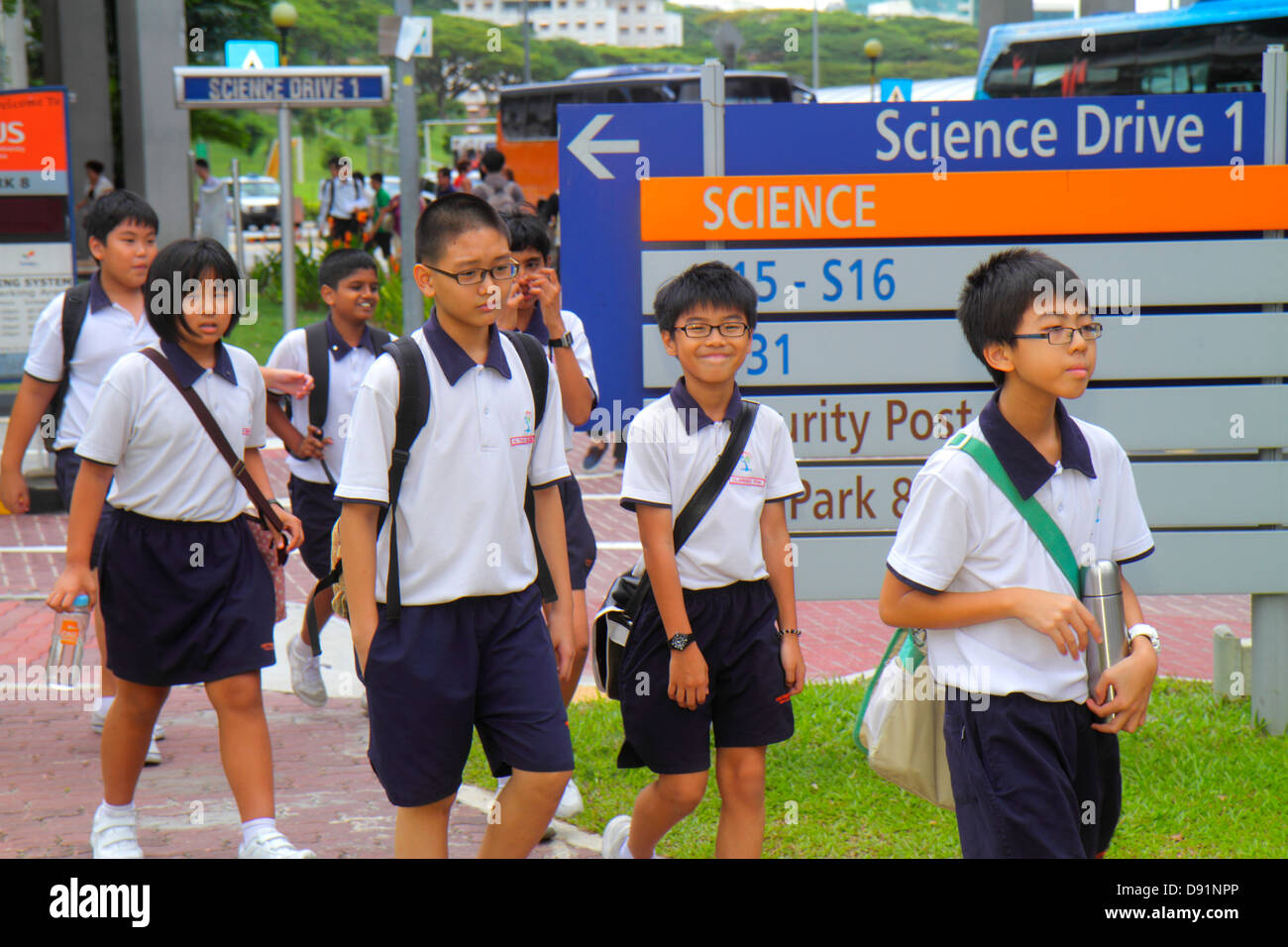 Singapore National University of Singapore NUS,scuola,studenti,campus,Science Drive,ragazzi asiatici ragazza maschio,ragazze femmina bambini campo, Foto Stock