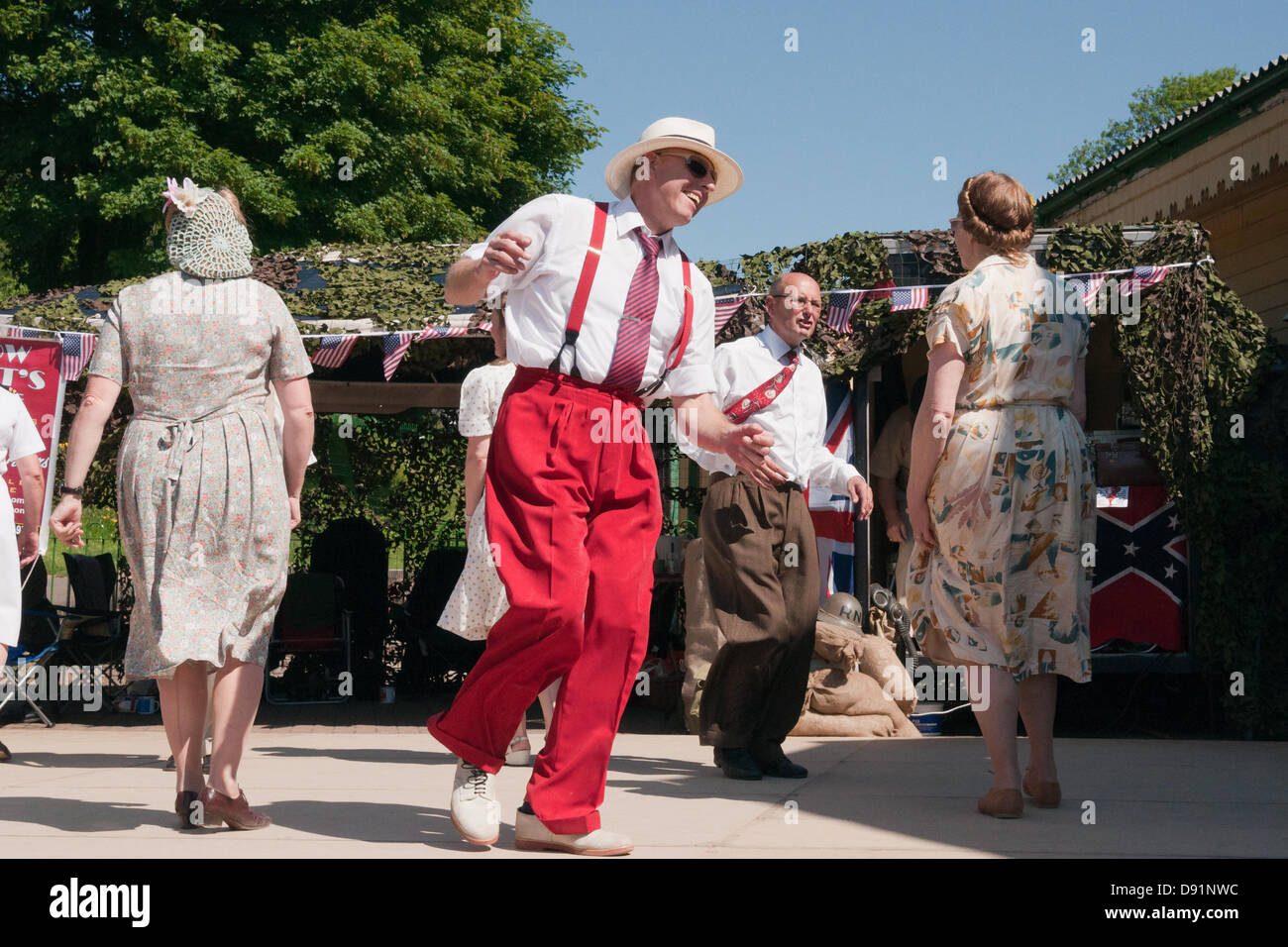 Hampshire, Inghilterra, Regno Unito. 8 Giugno 2013. Swing dance troupe 'ora che la Jive" sul palco durante la guerra sulla linea, una celebrazione di tutte le cose la II Guerra Mondiale sulla metà Hants ferroviaria linea di crescione in Hampshire. Rievocazione delle società vestito in periodo di abiti civili o militari completo regalia come musica, vita sulla home anteriore e i veicoli d'epoca sono celebrati con un certo numero di treni a vapore in movimento ai passeggeri di varie stazioni lungo la linea che hanno partecipato all'evento. Credito: Patricia Phillips/Alamy Live News Foto Stock