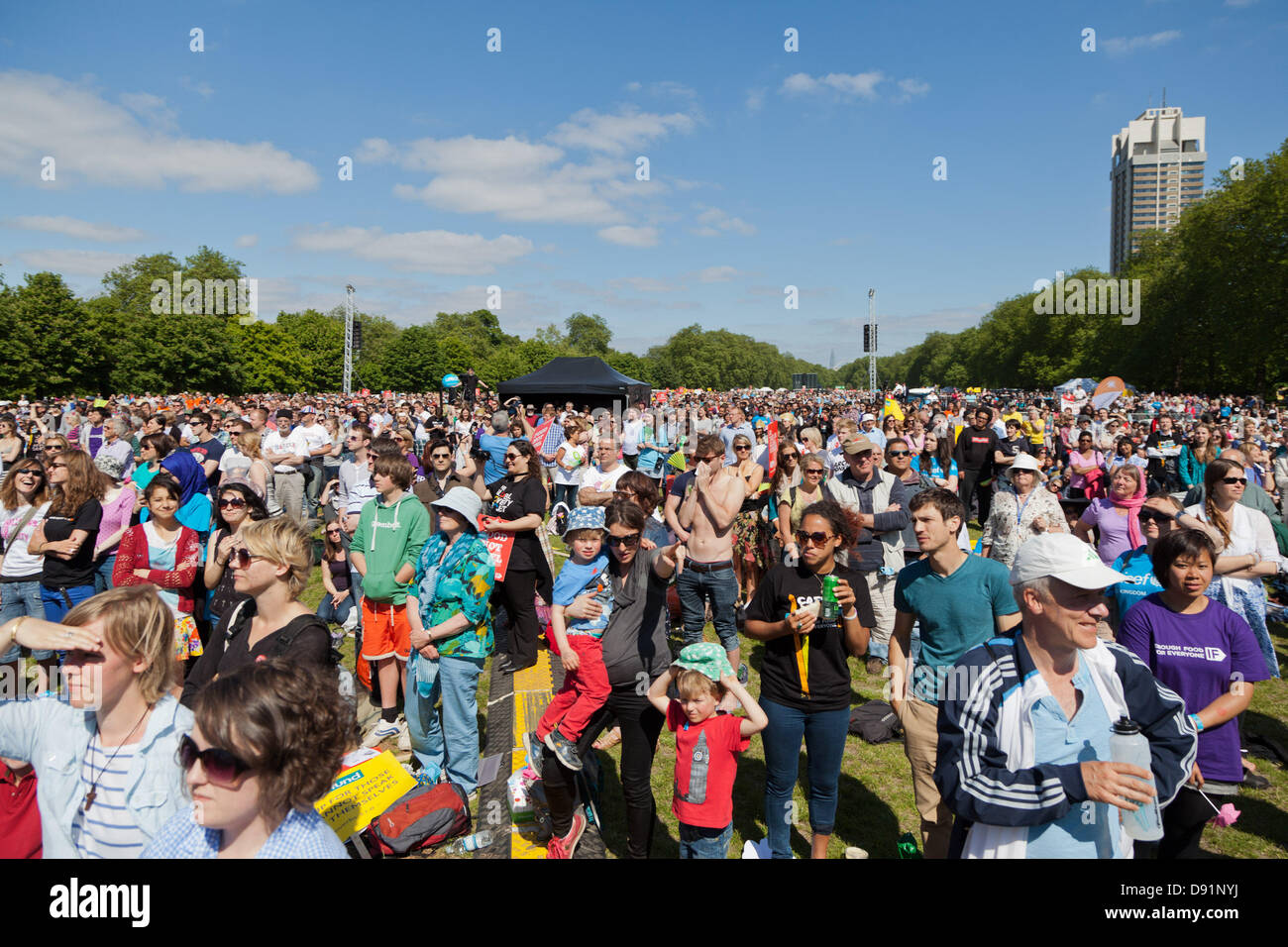 Londra, Regno Unito. Sabato 8 Giugno 2013 "grandi" se la manifestazione si è svolta in Hyde Park per sollevare la consapevolezza della povertà alimentare prima della riunione del G8 in Irlanda del Nord. Migliaia hanno partecipato all'evento ospitato da Gethin Jones e Myleene Klass, ha incluso i discorsi di Bill Gates e Danny Boyle. Credito: Nelson pereira/Alamy Live News Foto Stock
