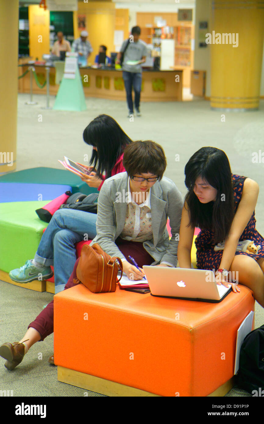 Singapore,National University of Singapore,NUS,scuola,studenti,campus,Biblioteca centrale,donne asiatiche,notebook Apple,MacBook,teen tee Foto Stock