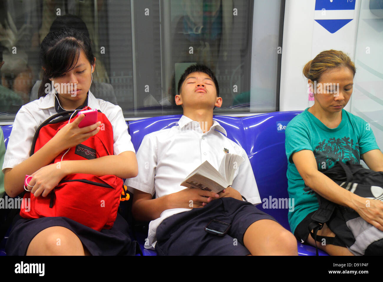Singapore,Stazione MRT di Bishan,Circle Line,treno della metropolitana,cavalieri,pendolari,studenti asiatici,adolescenti adolescenti ragazzi ragazzi maschi bambini Foto Stock