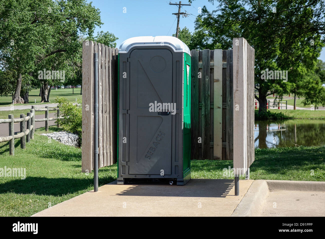 Un pubblico bagno portatile installato presso il lago di Hefner jogging e piste ciclabili in riva al lago di Hefner, Oklahoma City, Oklahoma, Stati Uniti d'America. Foto Stock