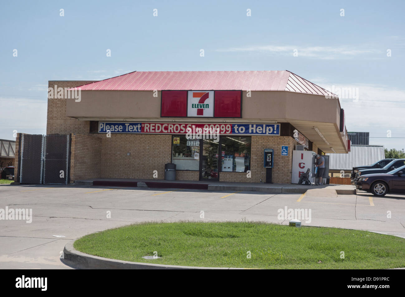 Un 7-Eleven store in Oklahoma rechi un segno di contribuire alla Croce Rossa in scia del maggio tornado che ha colpito in Oklahoma, Stati Uniti d'America. Foto Stock