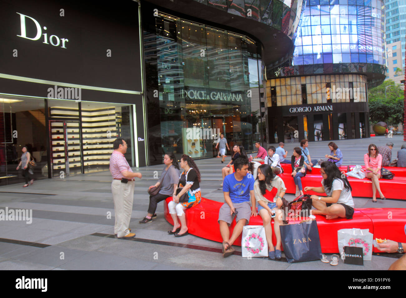 Singapore,Orchard Road,Ion Orchard,centro commerciale,complesso,di lusso,shopping shopper shopping shopping negozi mercati di mercato di vendita di acquisto, negozio al dettaglio st Foto Stock