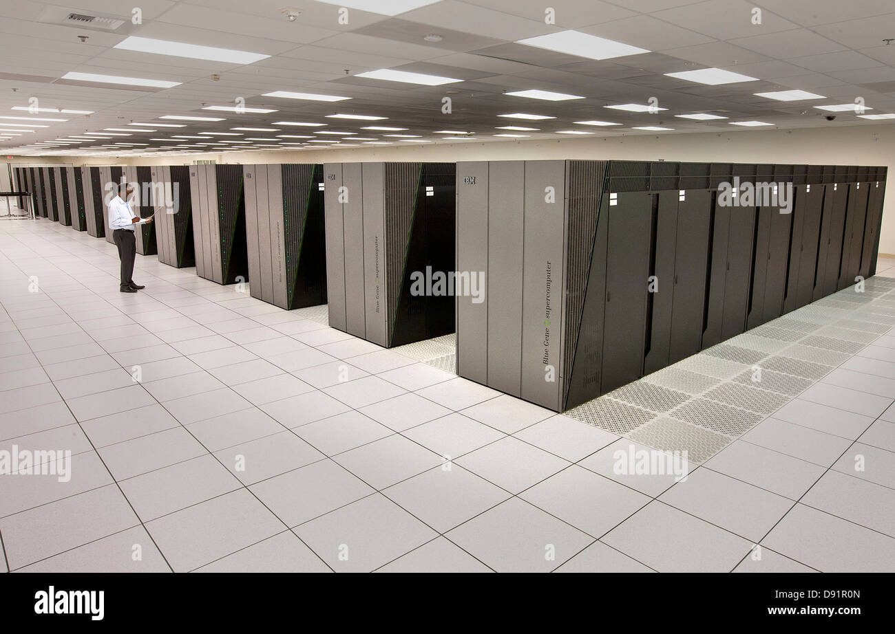 Il 96-rack IBM Blue Gene Q Sequoia supercomputer al Lawrence Livermore National Laboratory Aprile 25, 2013 in Livermore, CA. Il sistema di computer è attualmente nel mondo il computer più veloce in grado di eseguire 504 miliardi di eventi di elaborazione al secondo, rimpicciolendo il precedente record stabilito nel 2009 di 12,2 miliardi di eventi al secondo. Foto Stock