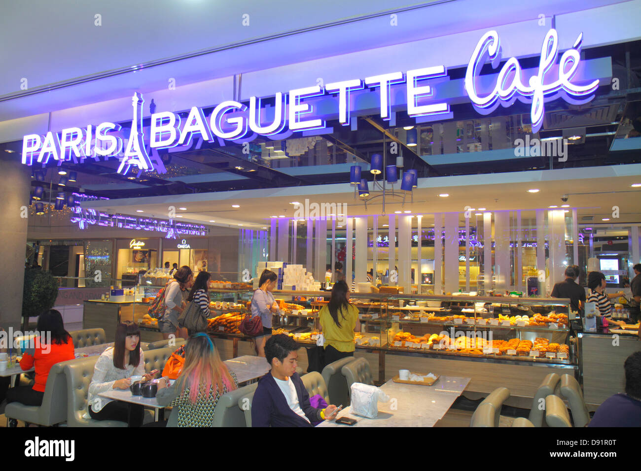 Singapore,Orchard Road,Ion Orchard,centro commerciale,complesso,di lusso,shopping shopper shopping shopping negozi mercati di mercato di vendita di acquisto, negozio al dettaglio st Foto Stock