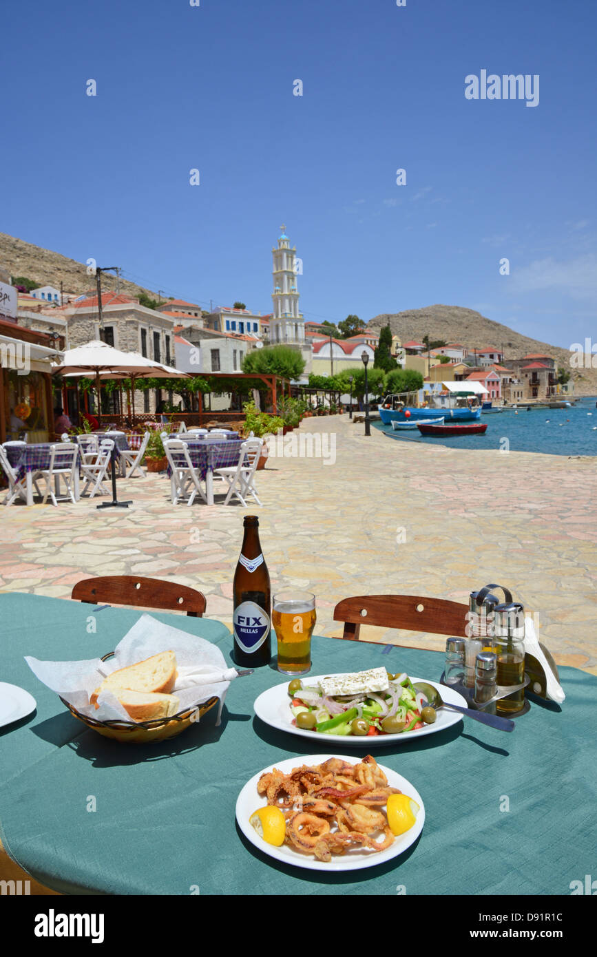 Pasto alla taverna greca sul porto, Halki (Chalki), Rodi (Rodi) Regione, del Dodecaneso, Egeo Meridionale Regione, Grecia Foto Stock