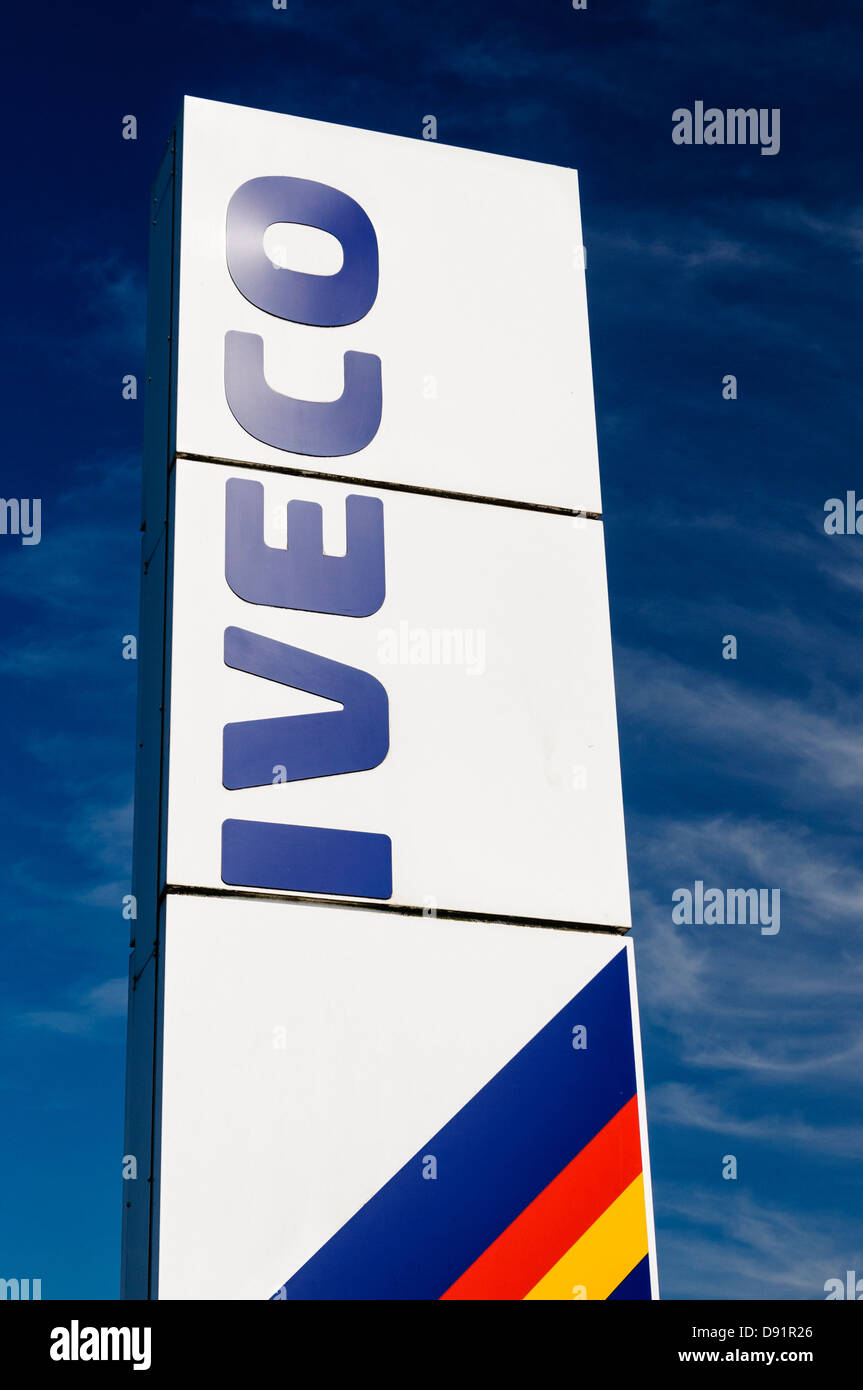 Camion Iveco firmare al di fuori di un concessionario Foto Stock